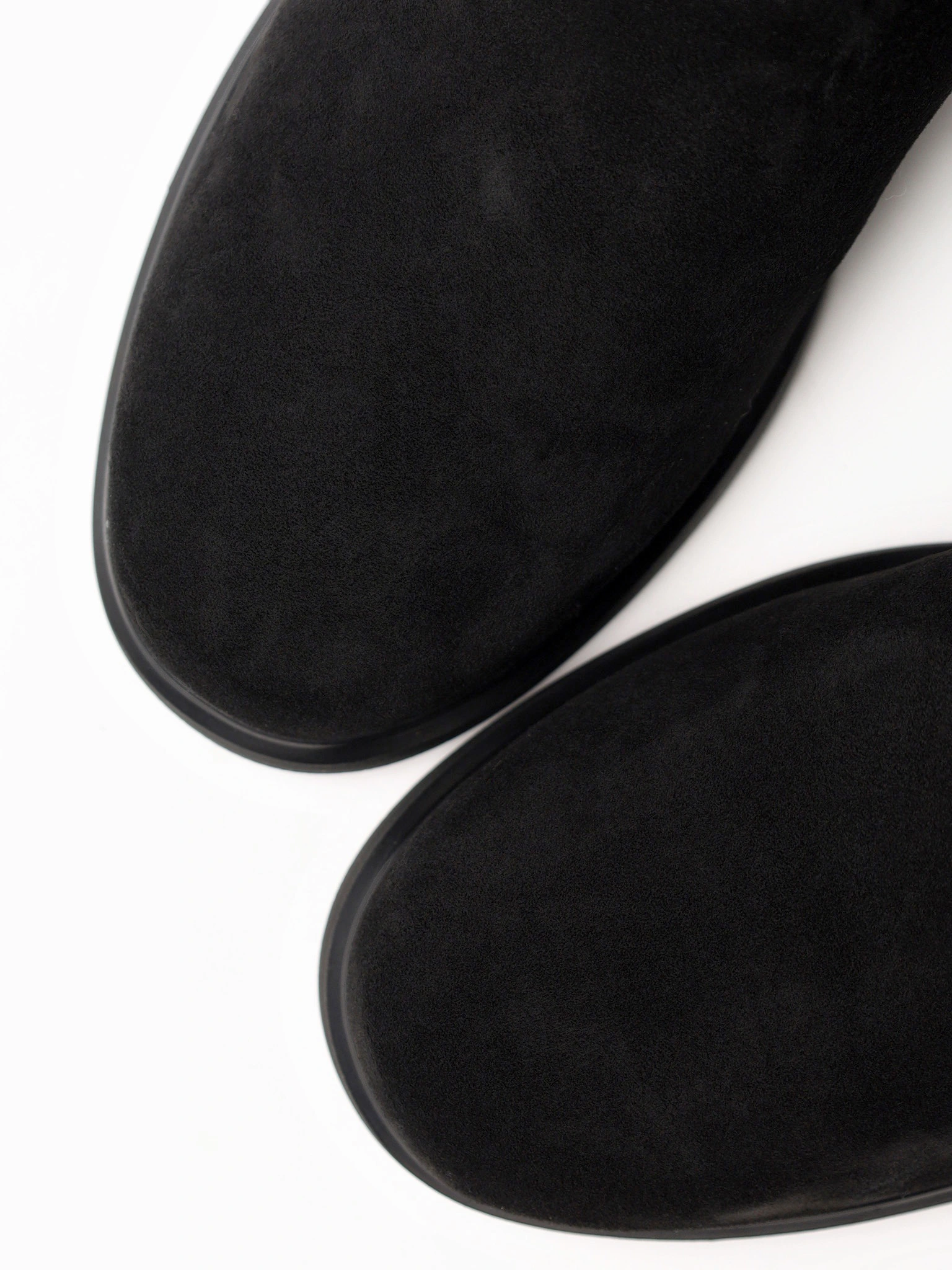 Ботинки черного цвета без застежки на среднем каблуке